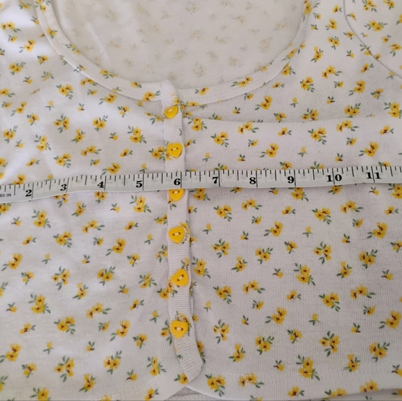 White cropped floral pattern shirt with heart buttons - Picture 4 of 5